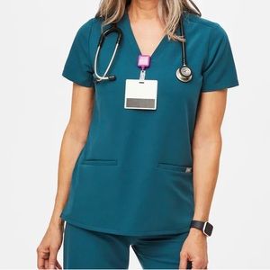 FIGS Casma Three-Pocket Scrub Top in Caribbean Blue 🩺